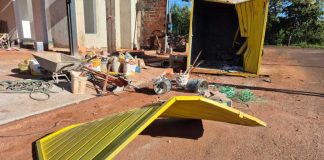 Motociclista perde controle e colide contra contêiner no Jardim Mituo